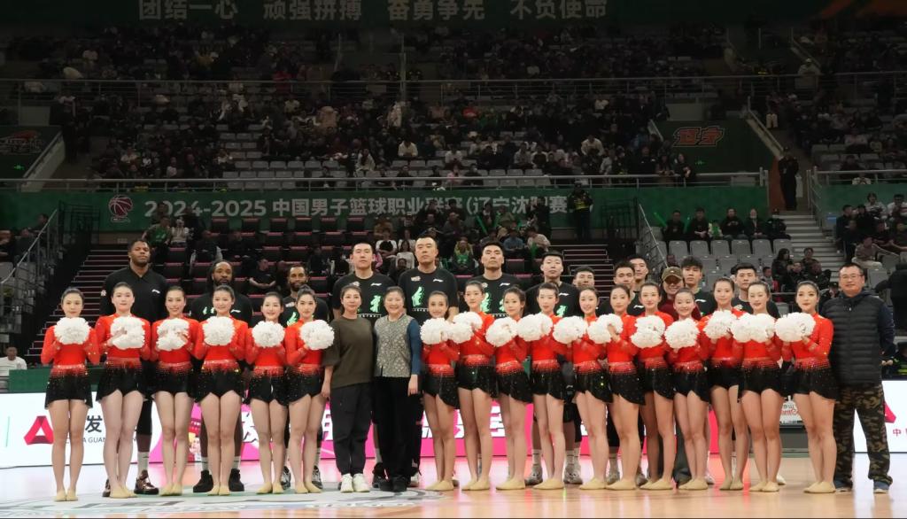 “辽”亮赛场，校啦啦操队为辽篮加油助威！